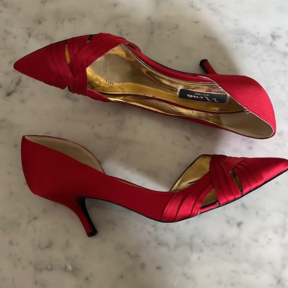 Nina Red Satin Pumps Pointed Toe Low Heel Size 8 - Picture 4 of 11